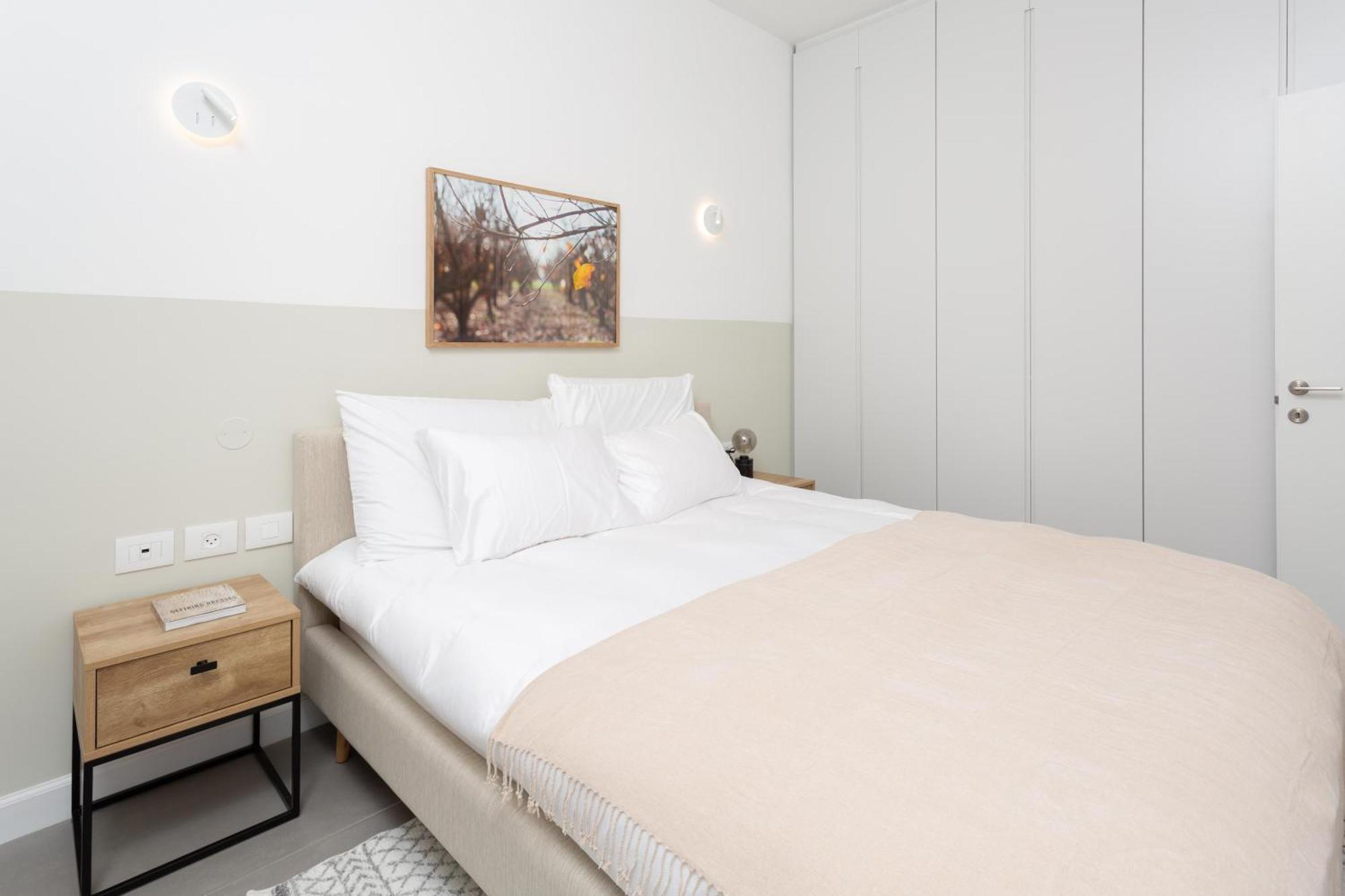 Apartment Homez- Carmel Market